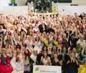 Gruppenbild mit vielen Königinnen auf der Grünen Woche in Berlin