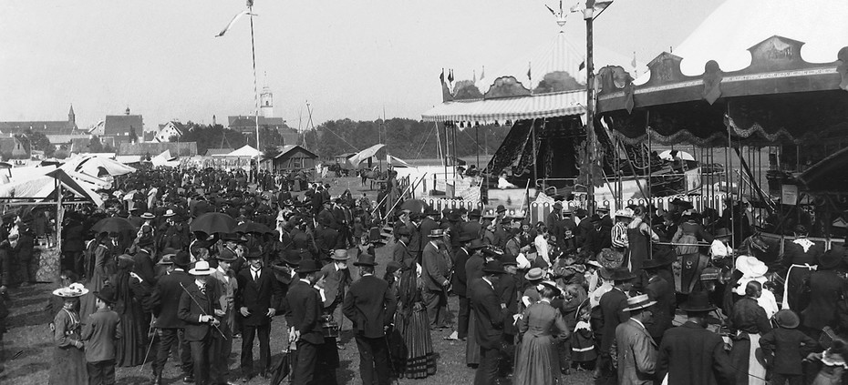 Historische Aufnahme des Gillamoos um 1900, im Hintergrund Altsadt Abensberg | © Stadt Abensberg