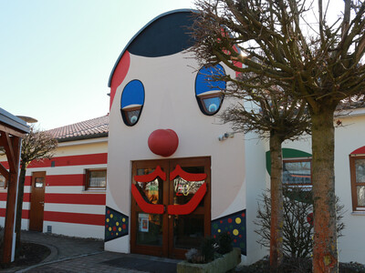 Eingang Fridolins Kindernest Kindergarten Sandharlanden Abensberg