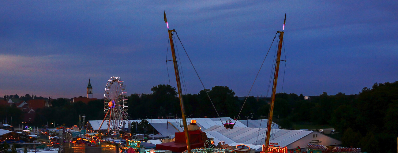 Gillamoos Jahrmarkt bei Nacht Stadtansicht Abensberg