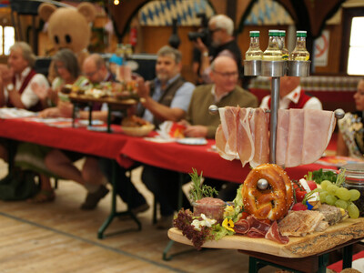 Gillamoos Pressekonferenz Brotzeit Festhalle Bayernland | © Stadt Abensberg