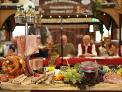 Gillamoos Festwirtsfamilie Schöniger Festhalle Bayernland Kuchlbauer | © Stadt Abensberg