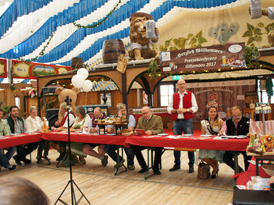 Gillamoos Bürgermeister Dr. Uwe Brandl Kuchlbauerzelt | © Stadt Abensberg