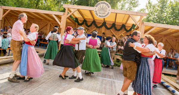 Fleißige Tänzer am Tanzboden