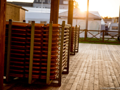 Festzelt Gillamoos Biertischgarnitur | © Marco Holzhäuser