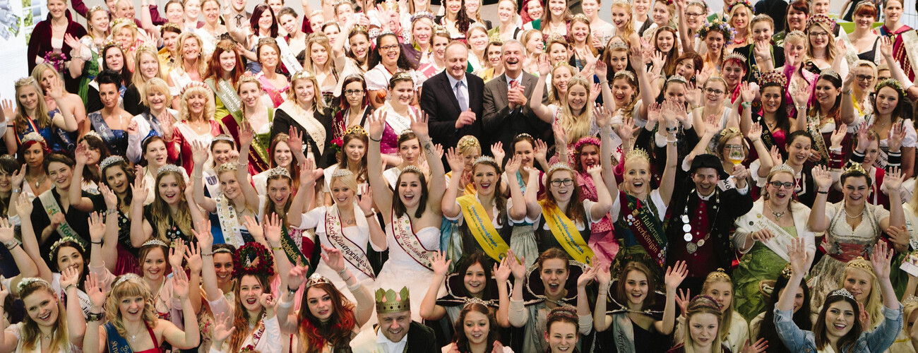 Gruppenbild mit vielen Königinnen auf der Grünen Woche in Berlin