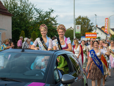 Die Dirndlköniginnen in ihrem Cabrio beim Gillamoos Auszug 2016 | © Stadt Abensberg