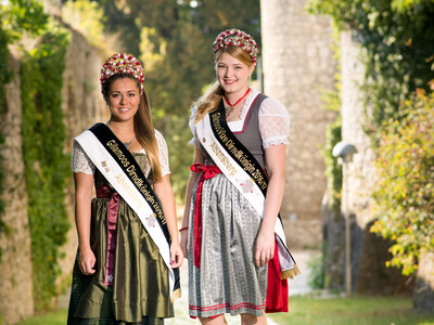 Gillamoos Dirndlkönigin Julia Kiermeier und Vize Daniela Büchl | © Marco Holzhäuser