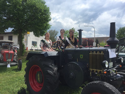 Königinnen auf Traktor | © Julia Kiermeier