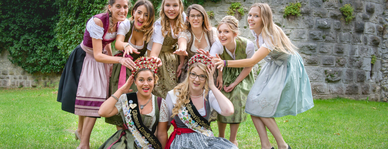 Flyermotiv der Dirndlköniginnen-Wahl mit den Kandidatinnen DSC5069 | © Marco Holzhäuser