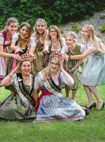 Flyermotiv der Dirndlköniginnen-Wahl mit den Kandidatinnen DSC5069 | © Marco Holzhäuser
