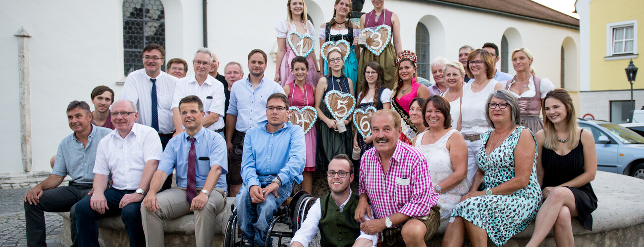 Kandidatinnen der Gillamoos Dirndlköniginnen-Wahl mit Sponsoren | © Marco Holzhäuser