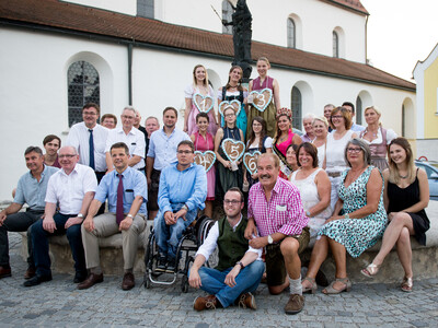 Kandidatinnen der Gillamoos Dirndlköniginnen-Wahl mit Sponsoren | © Marco Holzhäuser