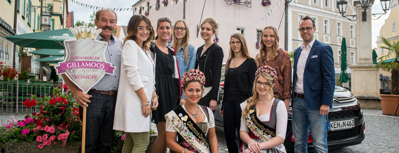 Gruppenbild vom Einkleiden mit den Kandidatinnen der Dirndlköniginnen-Wahl 2017 DSC 4625 | © Marco Holzhäuser