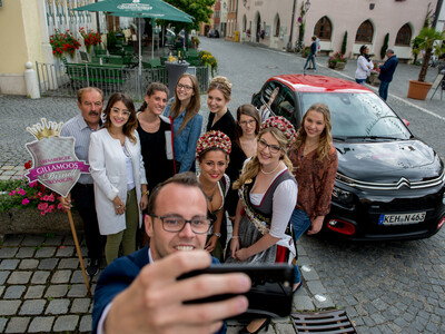 Gruppenselfie vor dem großen EInkleiden | © Marco Holzhäuser