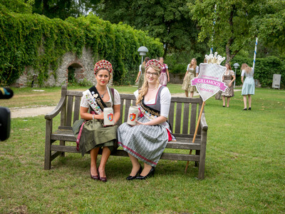 Gillamoos Dirndlköniginnen Julia und Daniela | © Marco Holzhäuser