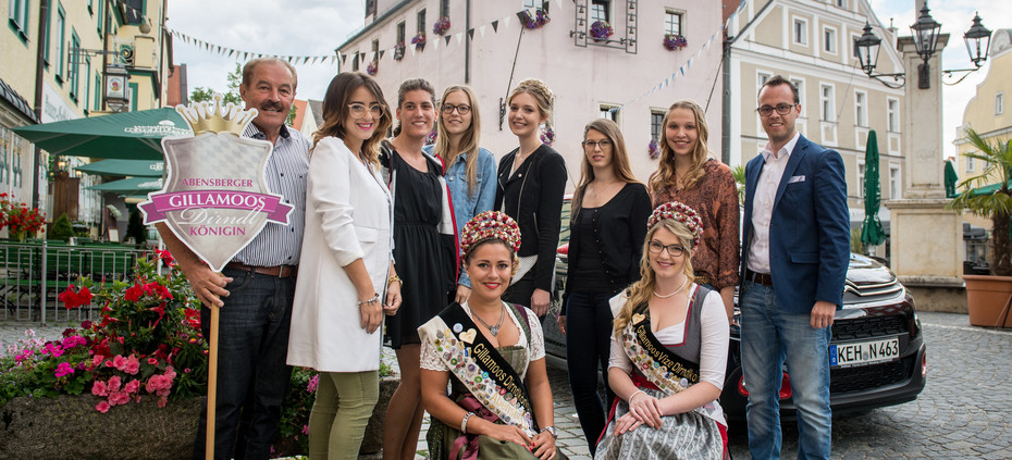 Gruppenbild vom Einkleiden mit den Kandidatinnen der Dirndlköniginnen-Wahl 2017 DSC 4625 | © Marco Holzhäuser