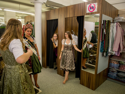 Gillamoos Dirndlkönigin Einkleidetermin | © Marco Holzhäuser