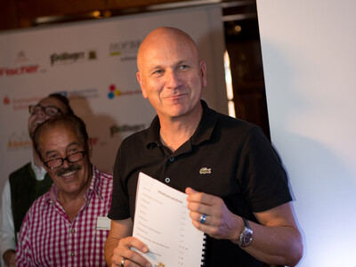 Abensbergs Bürgermeister Dr. Brandl spricht zu den Sponsoren der Gillamoos Dirndlköniginnen-Wahl | © Marco Holzhäuser