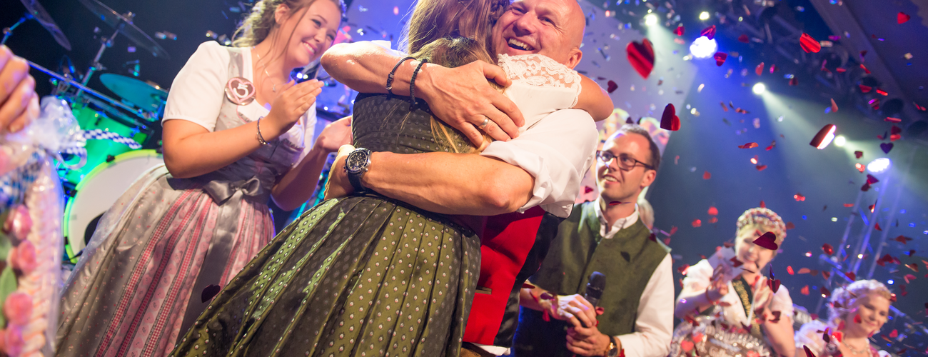 Gillamoos Dirndlköniginnen-Wahl, Freude nach Ergebnisverkündung | © Marco Holzhäuser