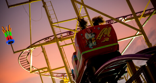 Stimmungsvolle Aufnahme einer Chaise der Wilden Maus bei Sonnenuntergang | © Marco Holzhäuser