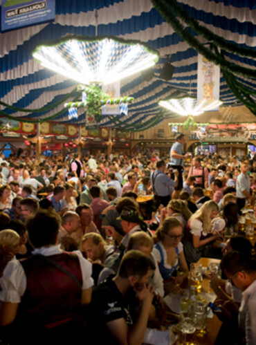 volles Kuchlbauer Festzelt am Gillamoos