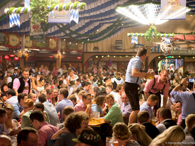 Volle Hütte am Gillamoos im Kuchlbauer Festzelt