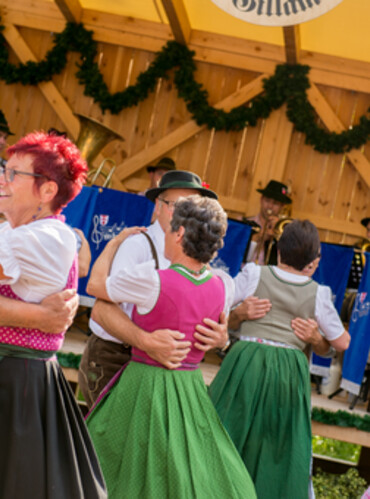 Den Volkstänzern macht es sichtlich Spaß