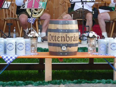 Symbolbild der Ottenbräu Bierprobe mit stilechtem Holzfass | © Marco Holzhäuser