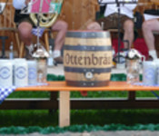 Symbolbild der Ottenbräu Bierprobe mit stilechtem Holzfass | © Marco Holzhäuser