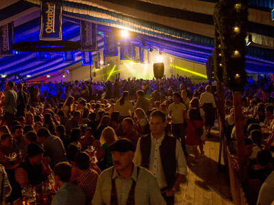 Party im Ottenbräuzelt am Gillamoos in Abensberg | © Marco Holzhäuser