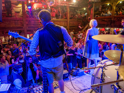 Blick von der Bühne in den Stadl