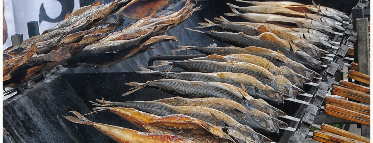 Steckerlfisch am Grill am Abensberger Gillamoos | © Günther Hauke, Photogilde Aventin