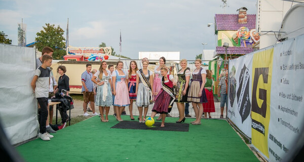 Kandidatinnen der Dirndlköniginnenwahl beim TSV Torwandschießen