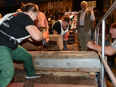 Gillamoos Holzsagln Holzsägewettbewerb | © Helmut Barsa