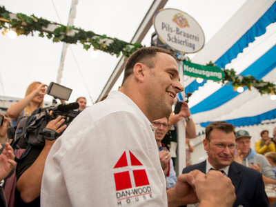 Gillamoos Weltrekord Masskrugtragen | © Marco Holzhäuser