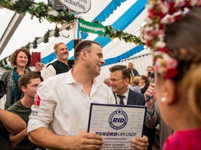 Gillamoos Weltrekord Masskrugtragen | © Marco Holzhäuser