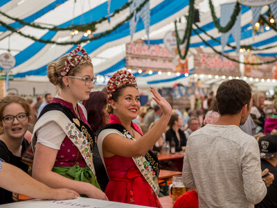 Unsere Dirndlköniginnen 2016/2017 gespannt beim Weltrekordversuch