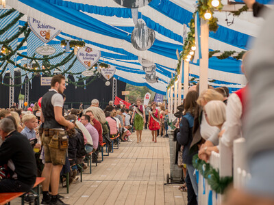 Gillamoos Weltrekord Masskrugtragen | © Marco Holzhäuser