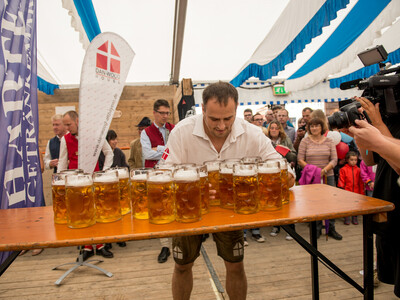 Gillmoos Weltrekord Masskrugtragen | © Marco Holzhäuser