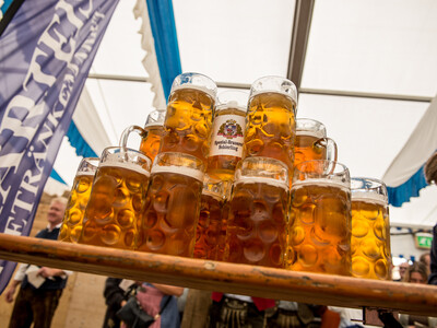 Gillamoos Weltrekord Masskrugtragen | © Marco Holzhäuser