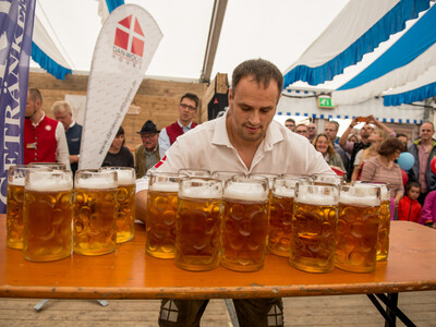 Gilllmoos Masskrugtragen Weltrekord | © Marco Holzhäuser