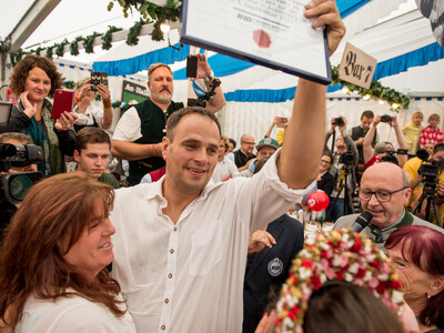 Gillamoos Weltrekord Masskrugtragen | © Marco Holzhäuser