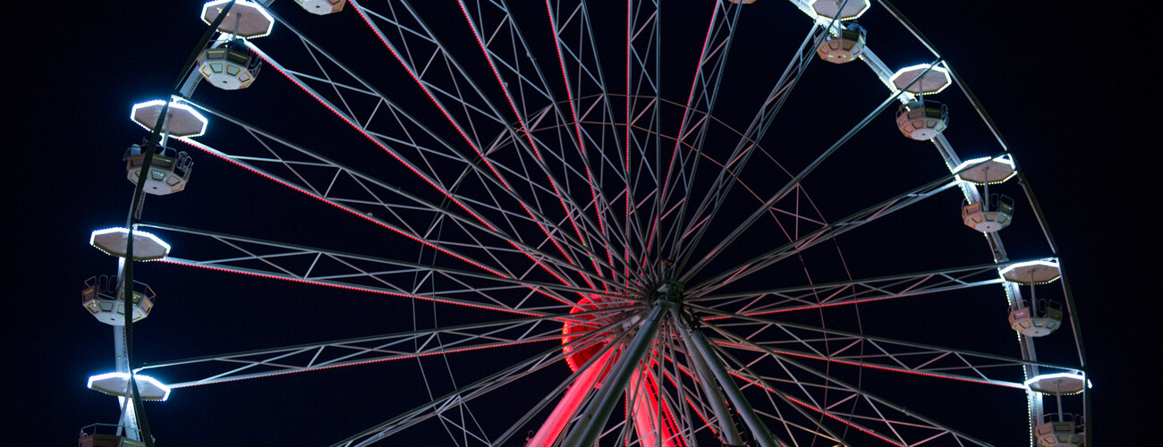 Beleuchtetes Riesenrad im Dunkeln | © Fotografie Marco Holzhäuser