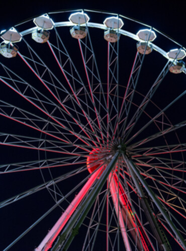 Beleuchtetes Riesenrad im Dunkeln | © Fotografie Marco Holzhäuser