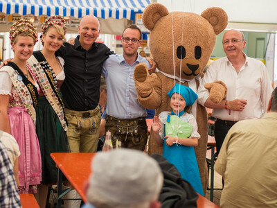 Gruppenbild im Ottenbräuzelt am Gillamoos in Abensberg | © Marco Holzhäuser