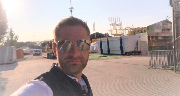 Andreas Poschenrieder allein am Gillamoos | © Poschenrieder