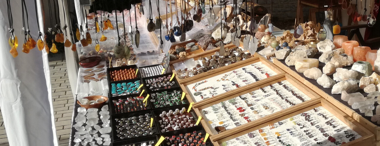 Schmuck aus Edelsteinen und Mineralien auf dem Gillamoos | © Weiß