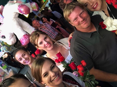 Anderl mit Gillamoos Dirndlköniginnen und Kandidatinnen | © Wohlgemuth