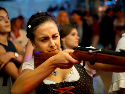Gillamoos Vize-Dirndlkönigin Steffie Bachhuber an der Schießbude | © Holzhäuser